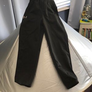 Black never worn UNDER AMOUR SIZE 6 boys pants.